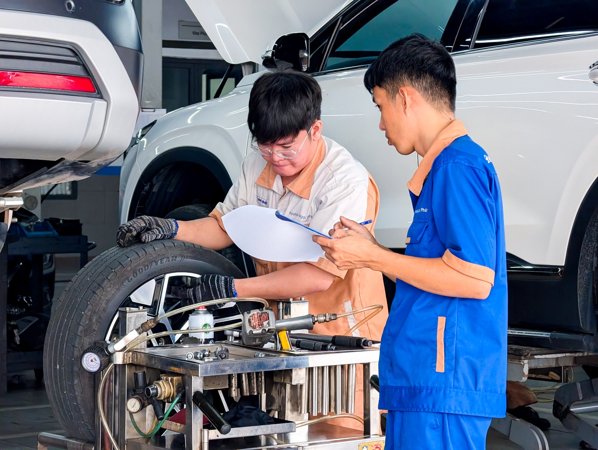 Kỹ thuật viên được đào tạo theo tiêu chuẩn Hyundai toàn cầu