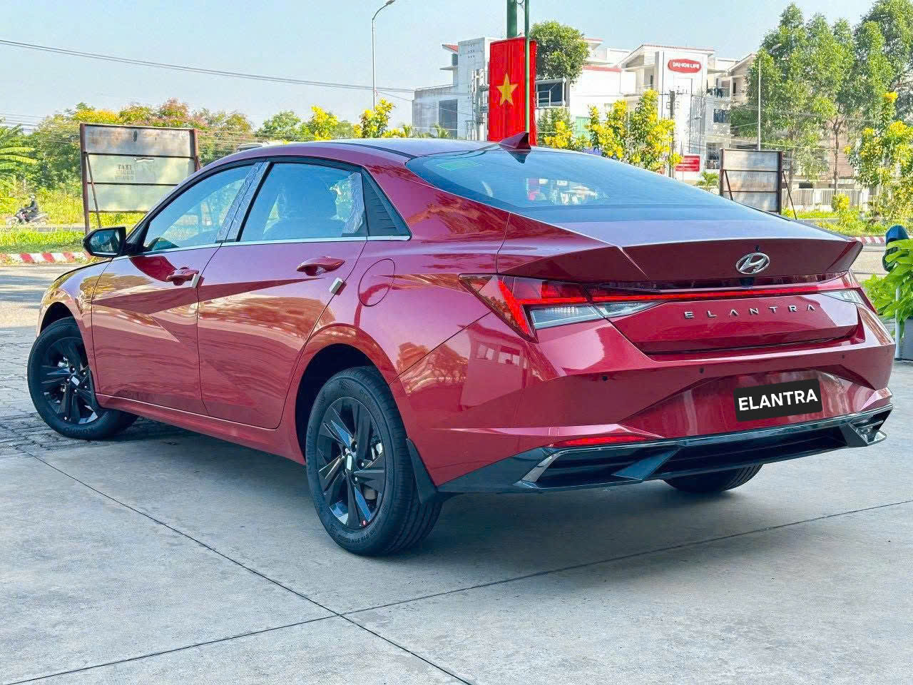 Góc sau Hyundai Elantra 1.6 AT Đặc biệt Đỏ