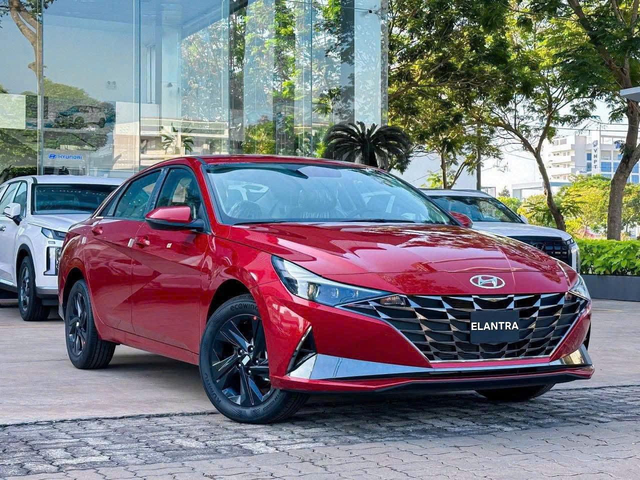 Góc trước Hyundai Elantra 1.6 AT Đặc biệt Đỏ