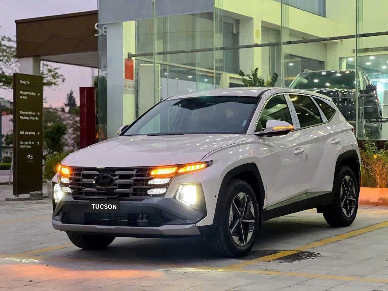 Góc trước xe Hyundai Tucson 2.0 Xăng Đặc biệt