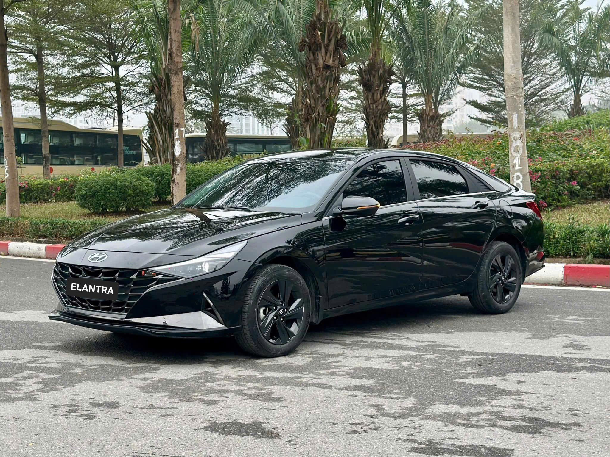 Góc trước Hyundai Elantra 1.6 AT Đặc biệt Đen
