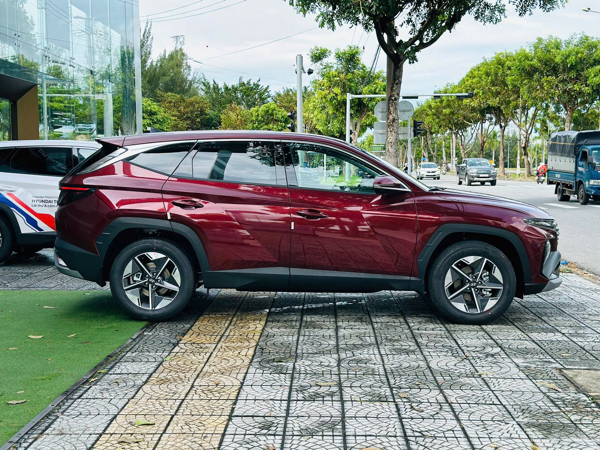 Hông xe Hyundai Tucson 2.0 Xăng Đặc biệt Đỏ
