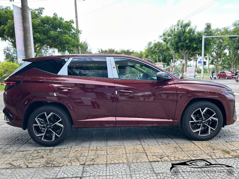 Hông xe xe xe Hyundai Tucson N Line 2025 màu Đỏ