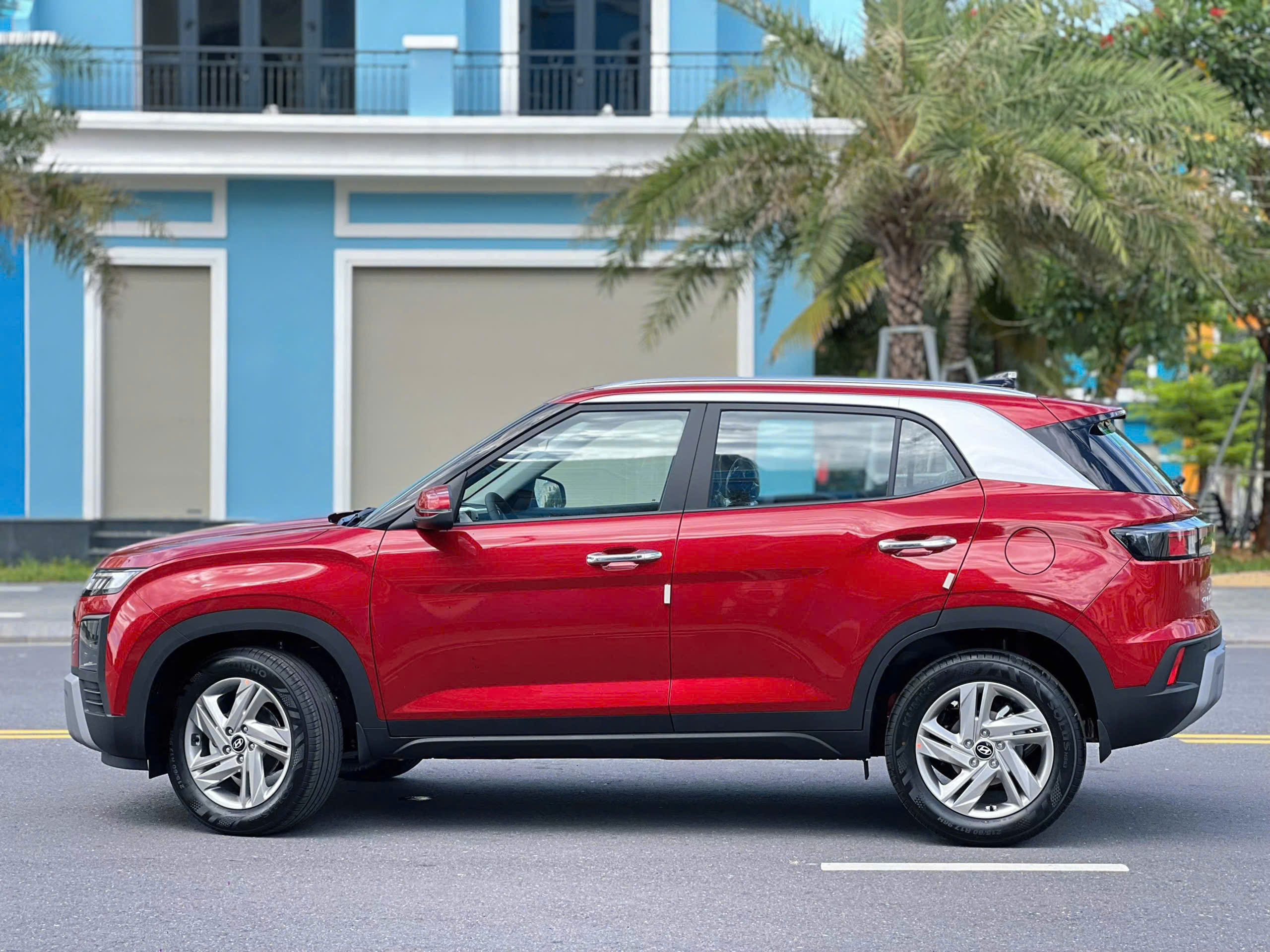 Hyundai Creta facelift 2025 tiêu chuẩn đỏ, hông xe