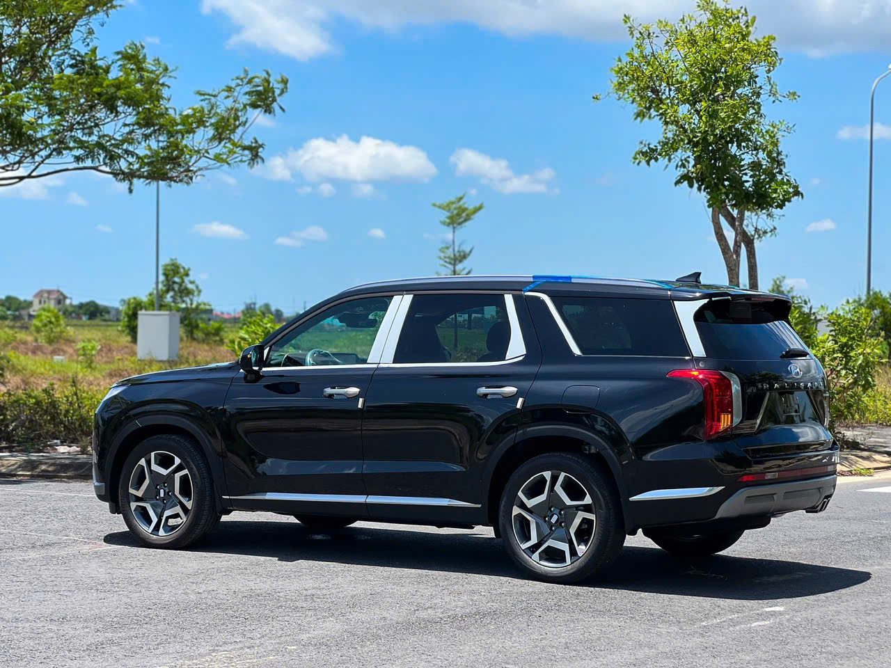 Ngoại thất Hyundai Palisade Prestige màu Đen, góc sau