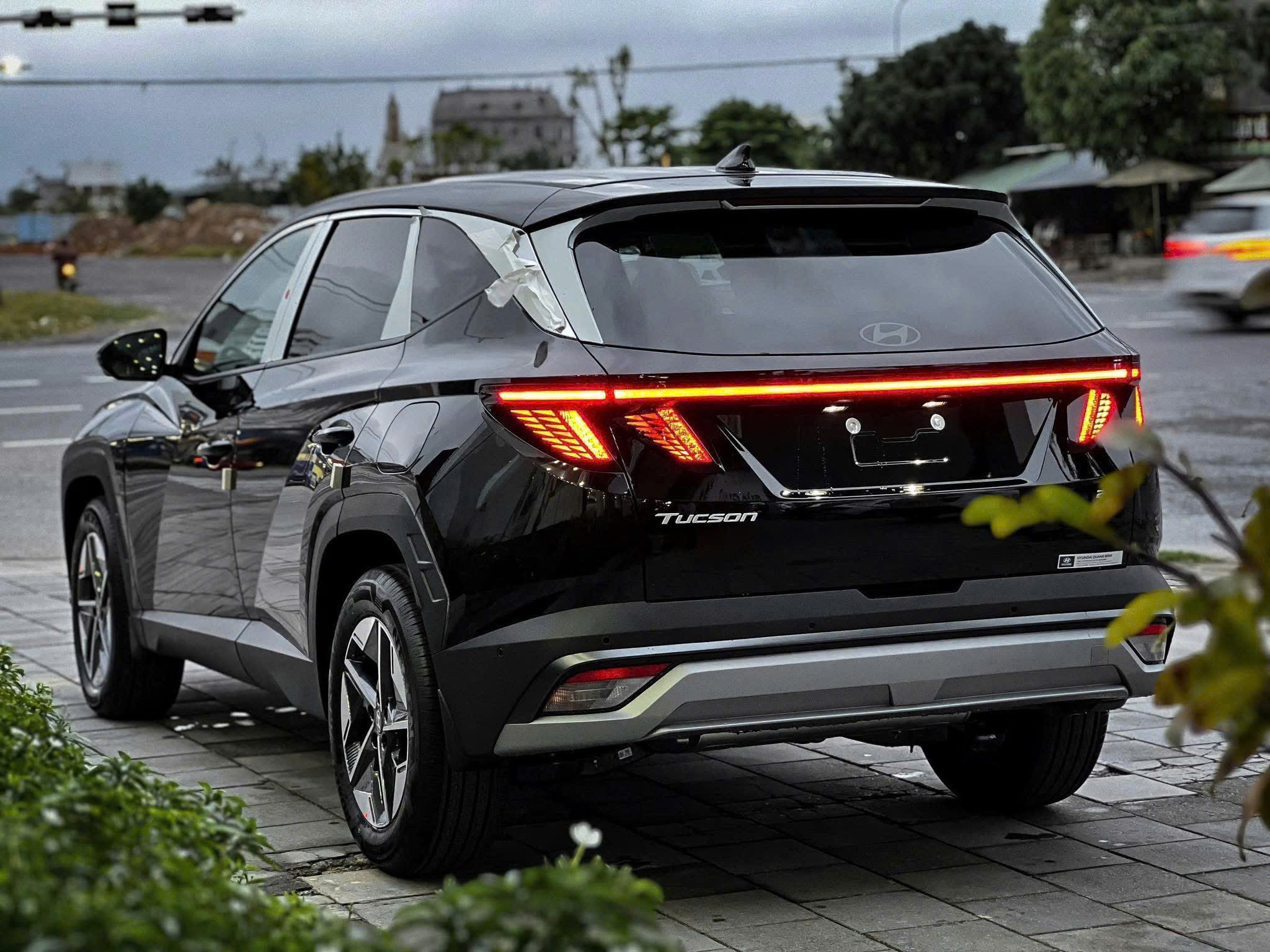 Hyundai Tucson đặc biệt đen 2025 góc sau