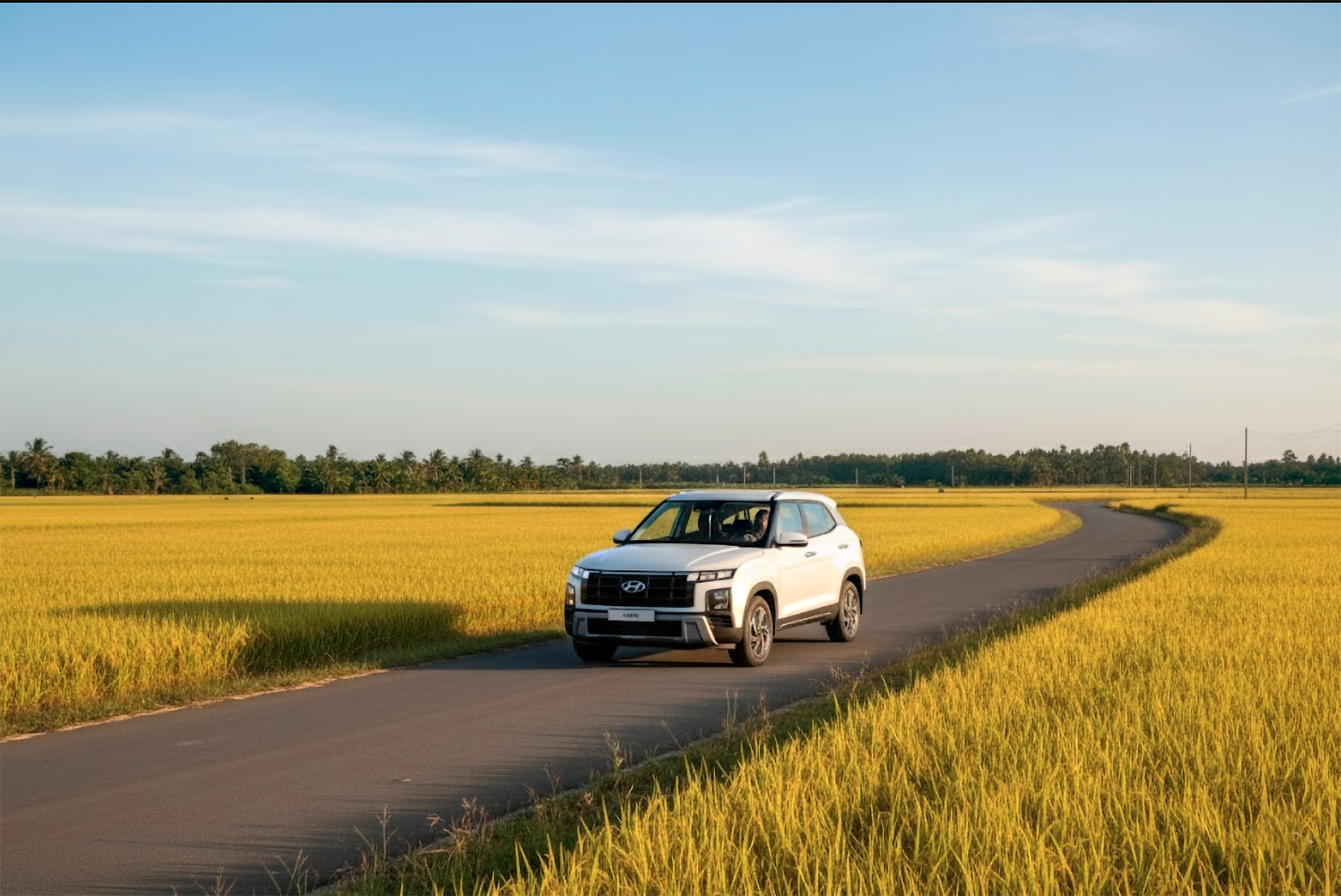 Đánh giá Hyundai Creta 2025 đi đường dài với ngoại thất màu trắng đang chạy trên đường đèo.