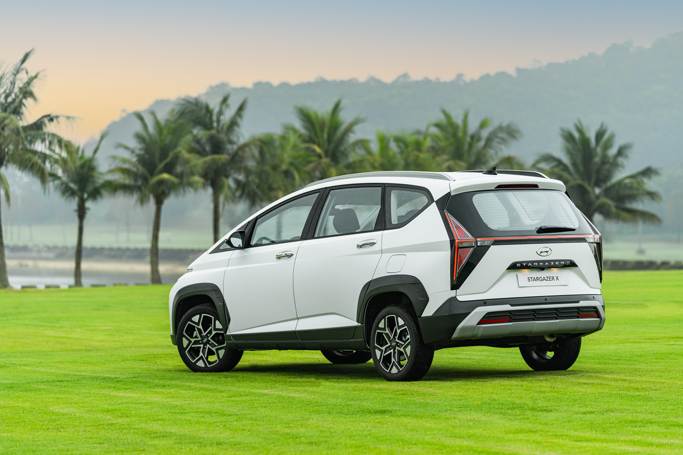Góc sau xe Hyundai Stargazer X