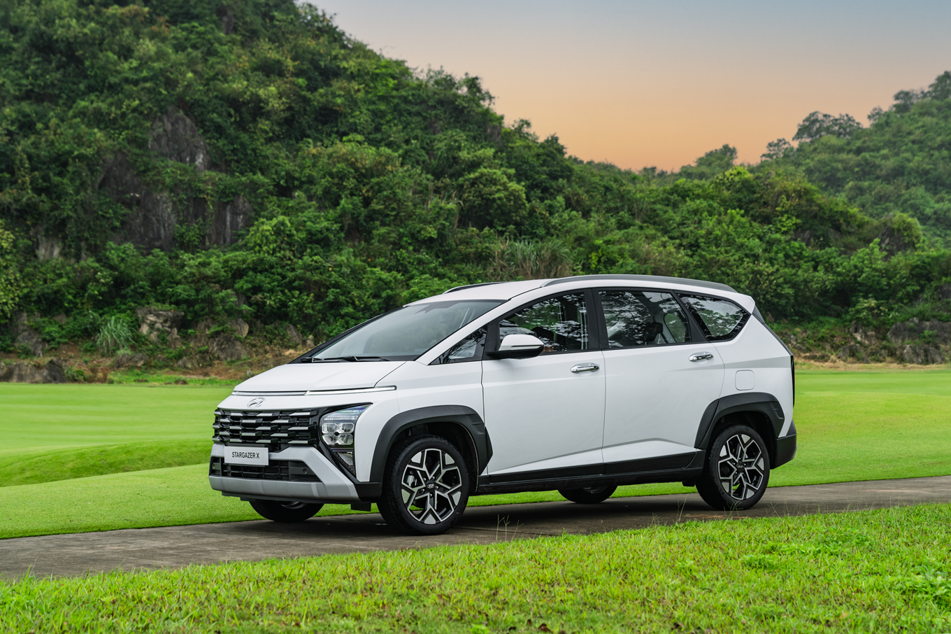 Góc trước Hyundai Stargazer X