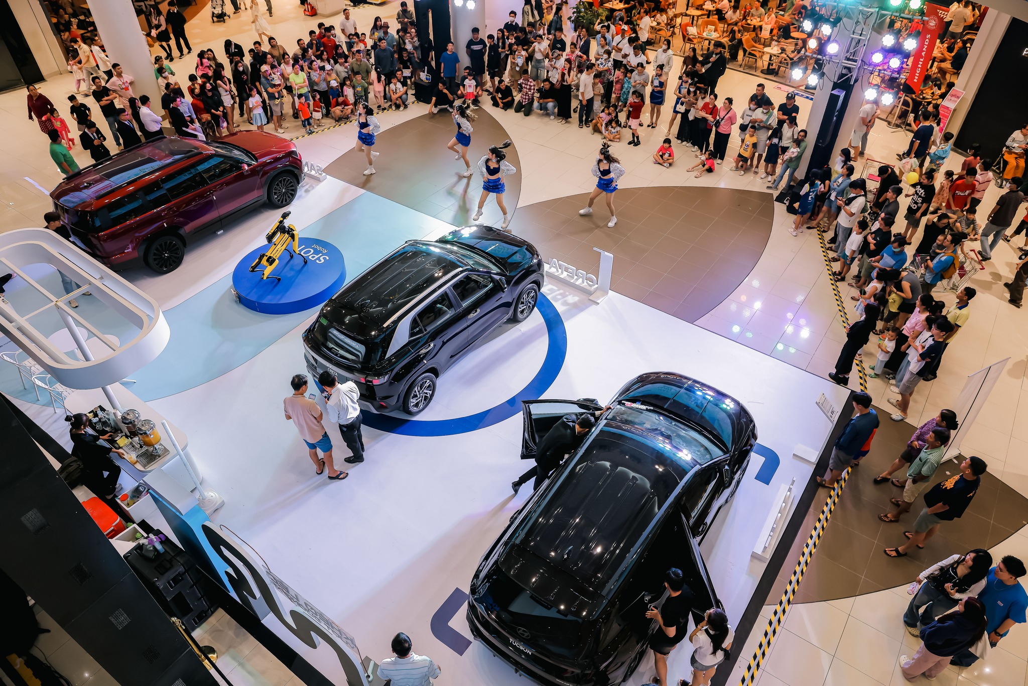 Khách hàng trải nghiệm sự kiện trưng bày xe cuối năm