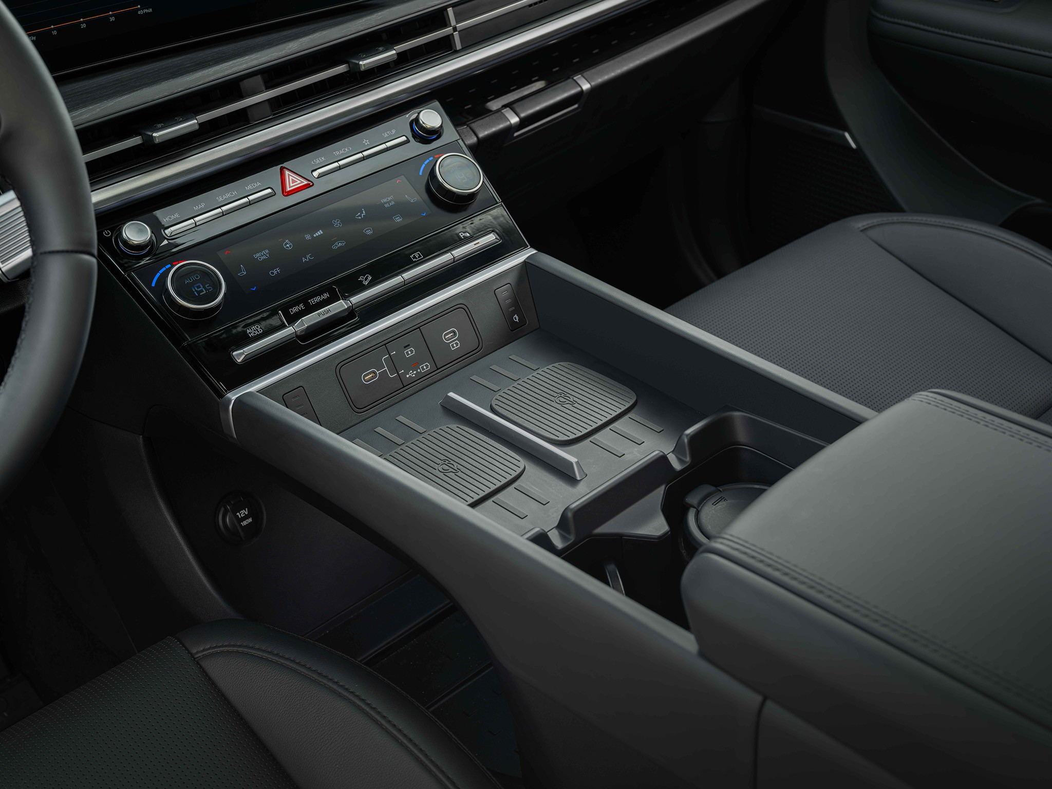 Hyundai Santa Fe Hybrid trang bị 2 sạc không dây