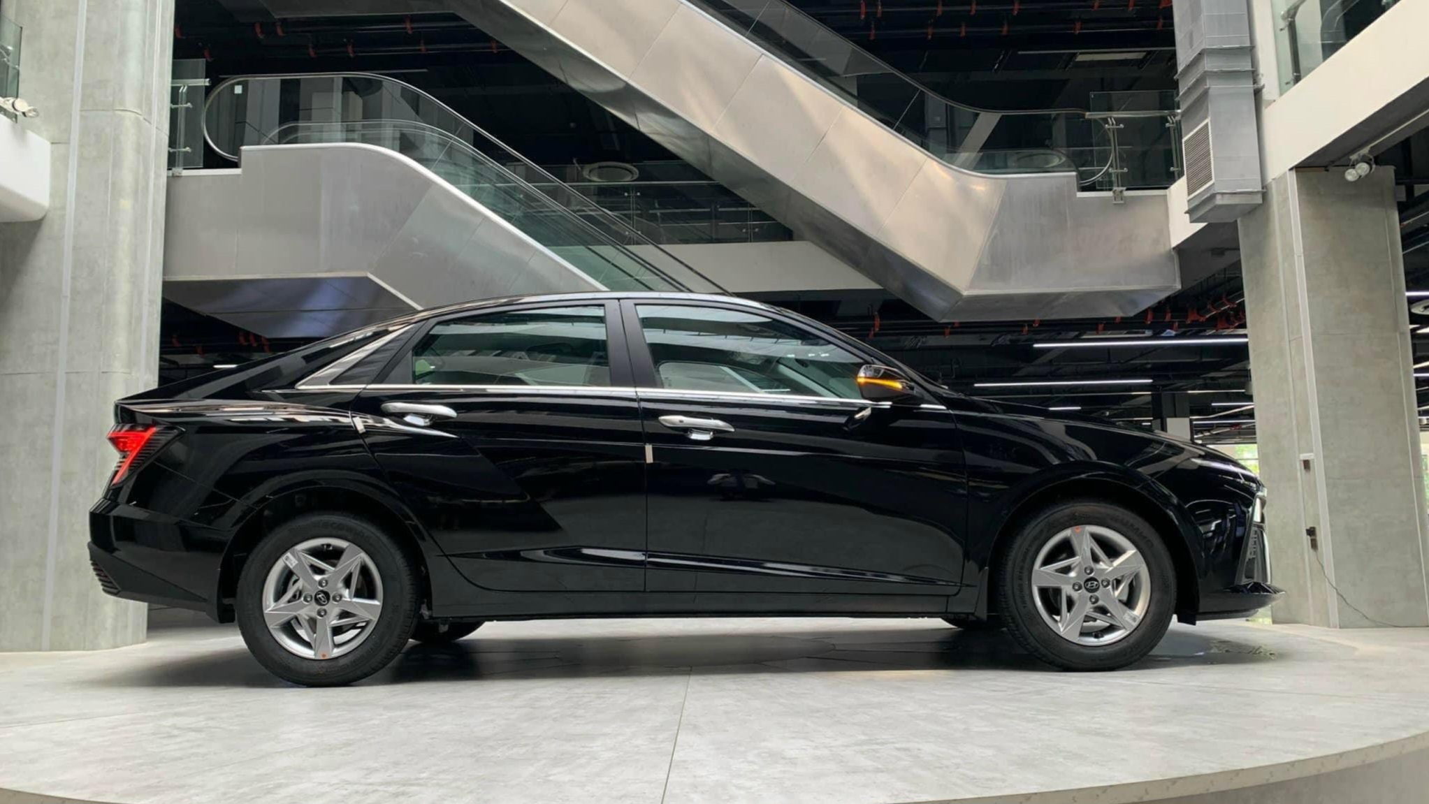 Hyundai Accent màu Đen