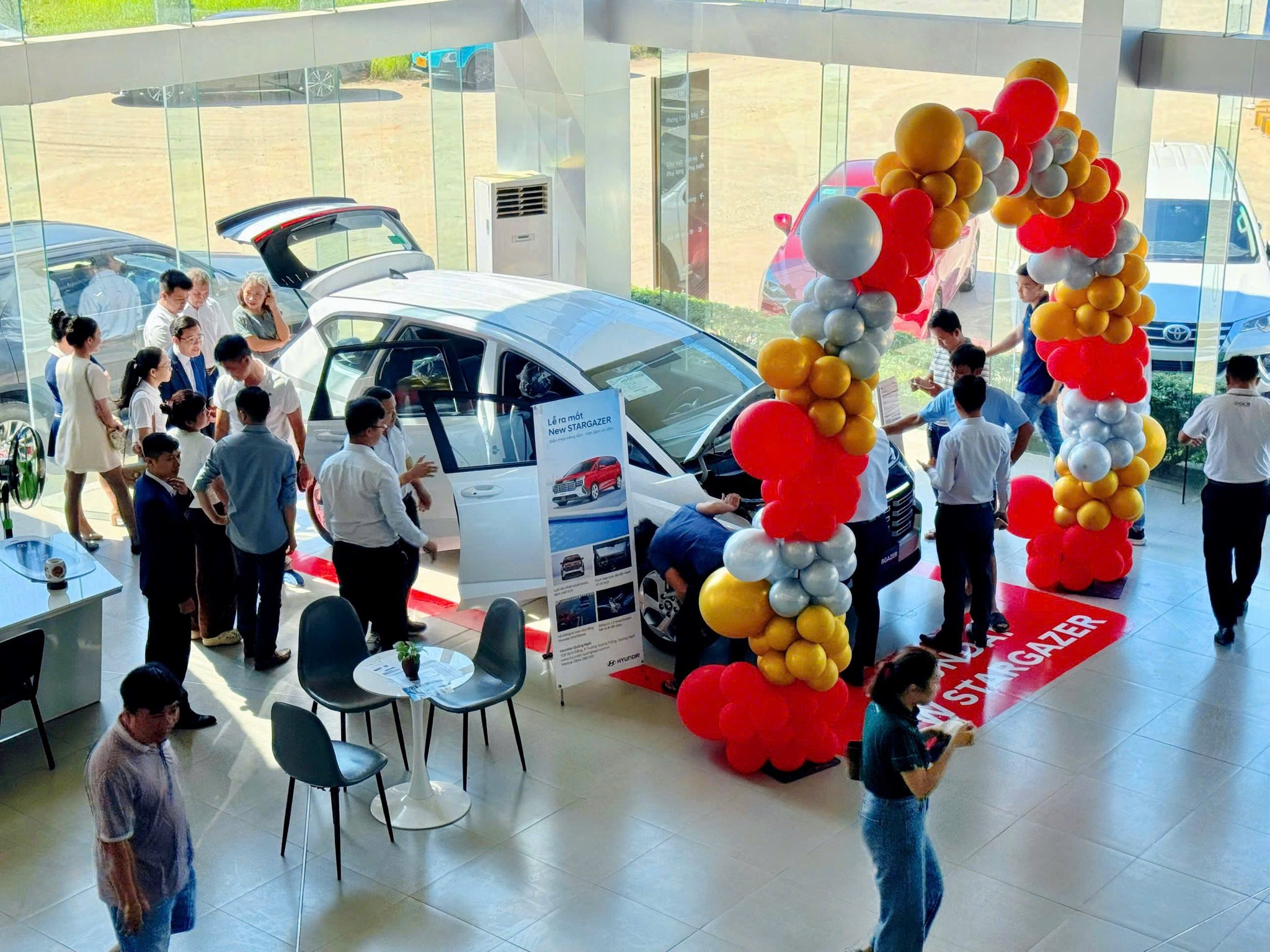 Khách hàng tải nghiệm xe tại sự kiện ra mắt xe