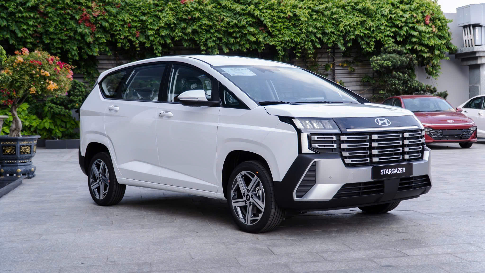 Ngoại thất phía trước Hyundai Stargazer Cao cấp facelift màu Trắng