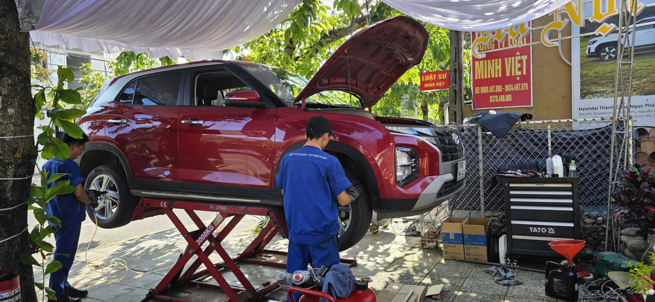 Kỹ thuật viên đang kiểm tra bảo dưỡng xe Hyundai