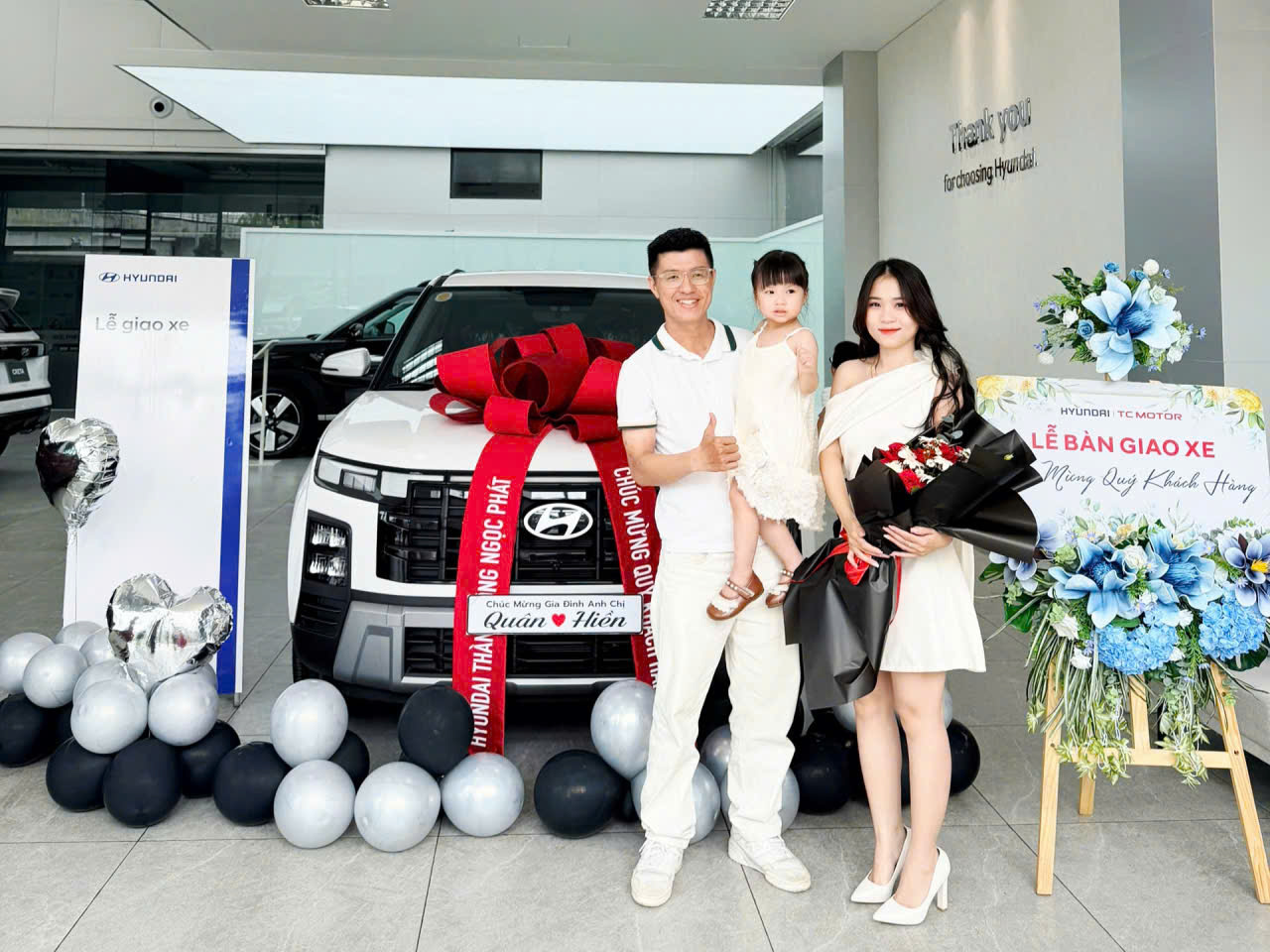 Khách hàng nhận xe tại Hyundai Đồng Nai
