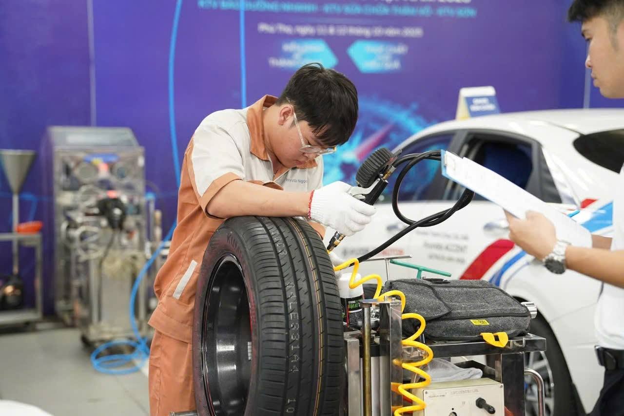 Kỹ thuật viên Hyundai kiểm tra xe khách hàng
