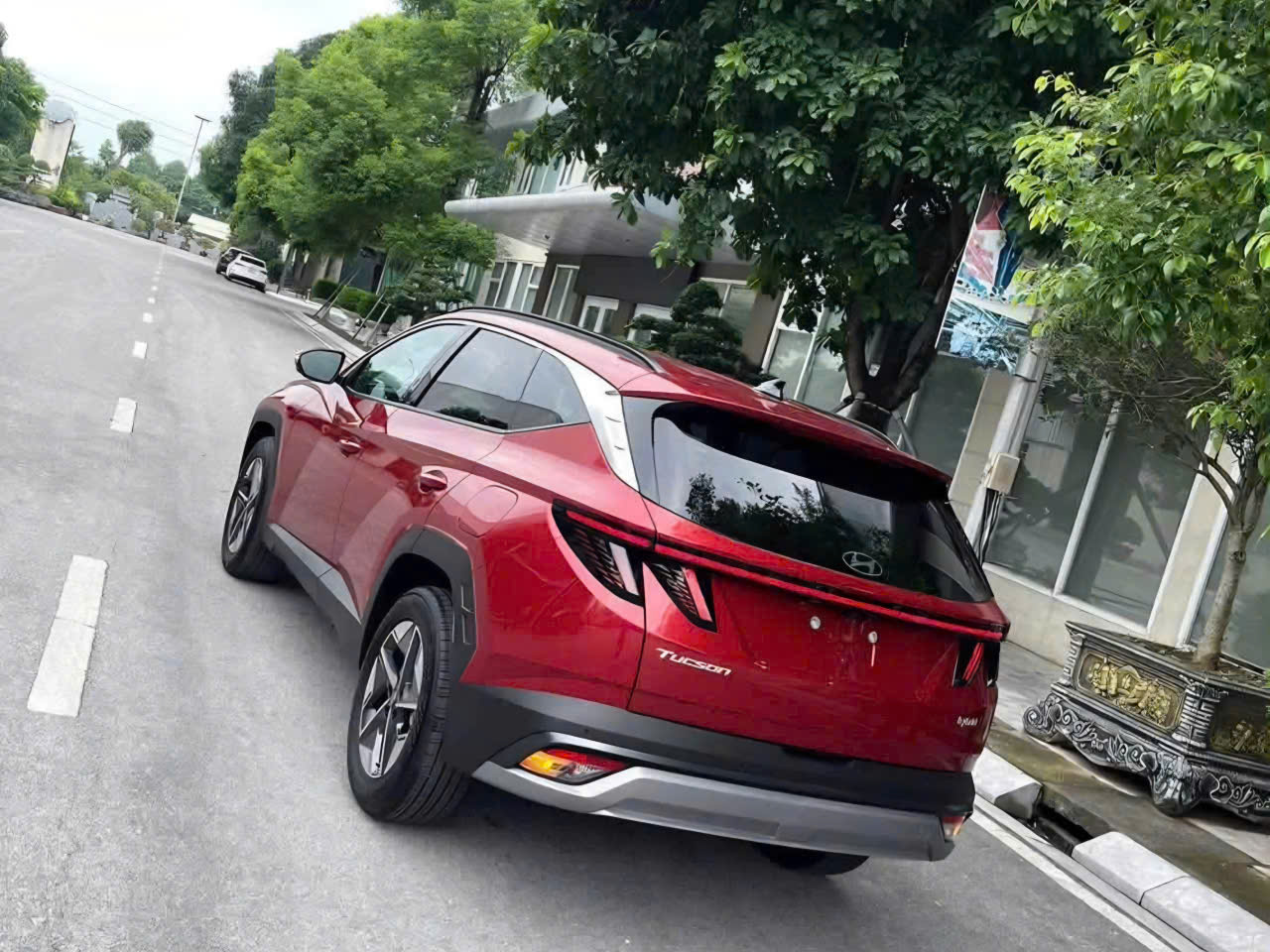 Phía sau xe Hyundai Tucson Hybrid