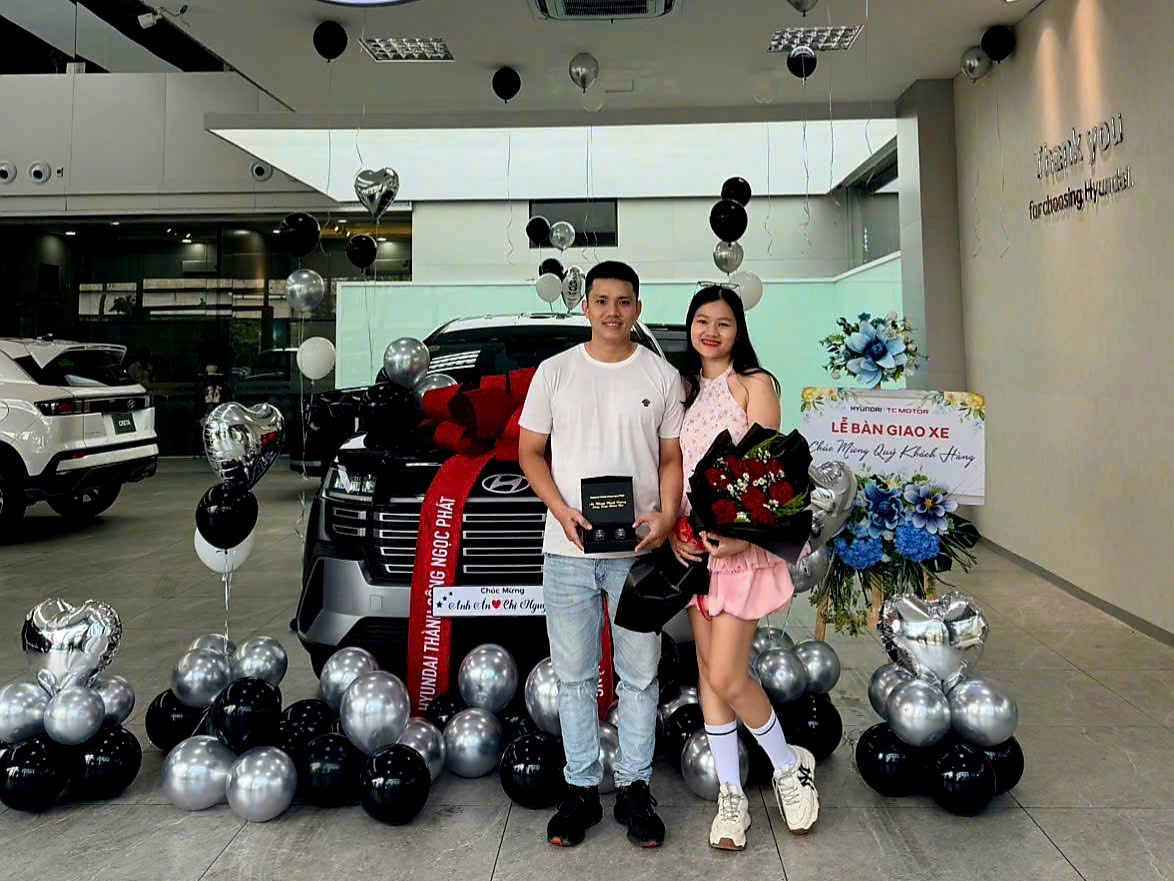 Khách hàng nhận xe Stargazer 7 chỗ tại Hyundai Ngọc Phát Đồng Nai
